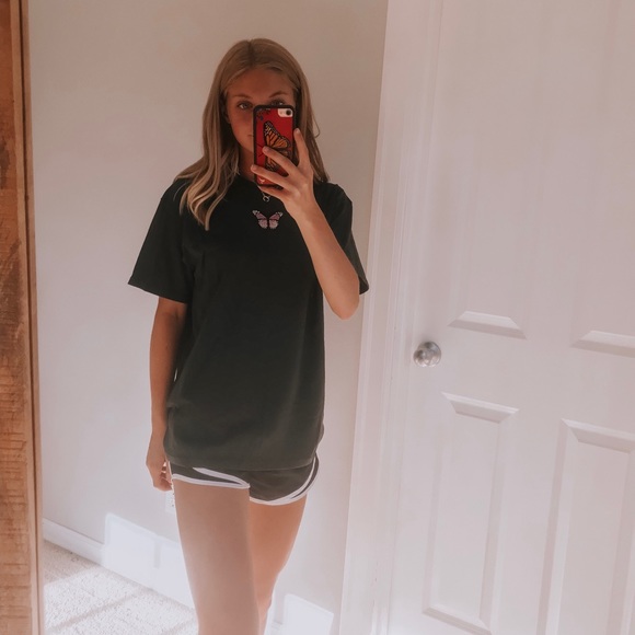 dark green t-shirt with pink butterfly patch🧸 - Picture 2 of 4